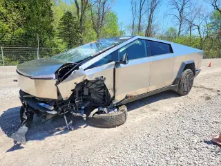 TESLA CYBERTRUCK 2025